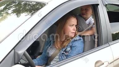 一个小男孩开车时闭上了<strong>母亲</strong>的<strong>眼睛</strong>。 孩子在车里放纵